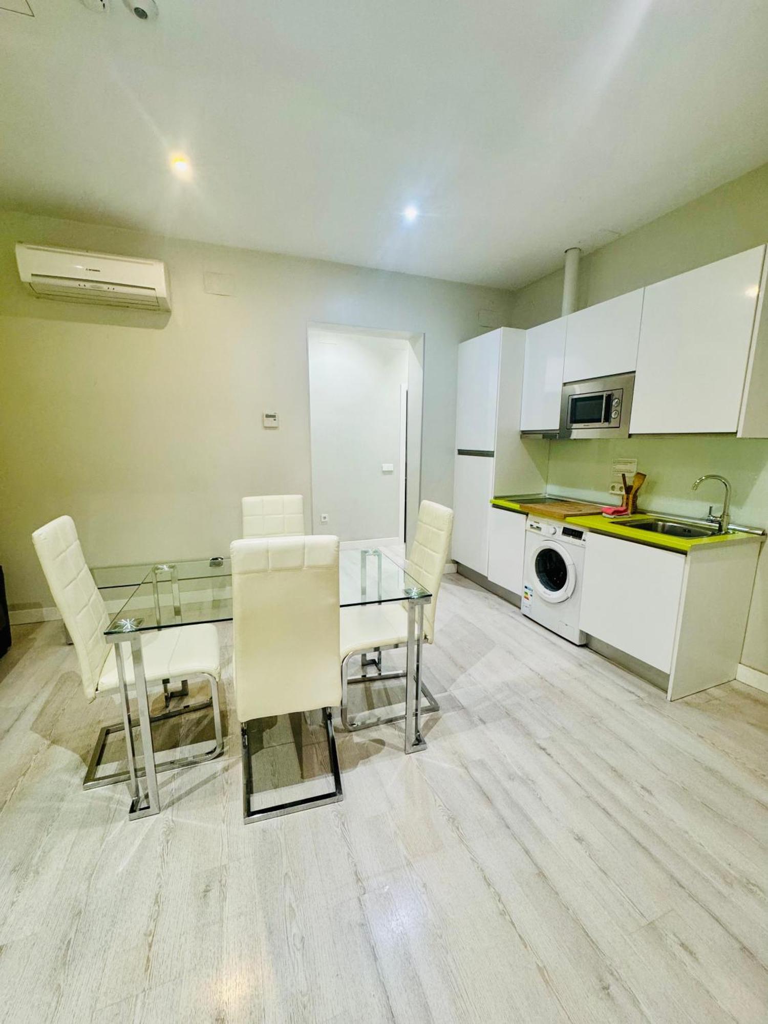 Apartamentos Apolo Madrid Exterior photo