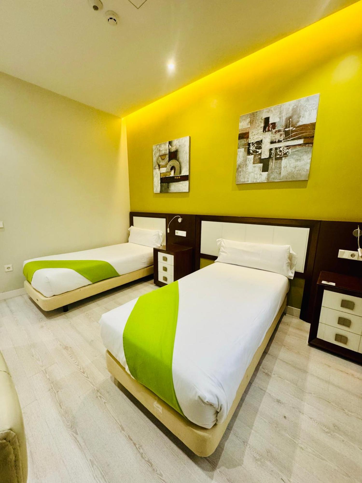 Apartamentos Apolo Madrid Exterior photo